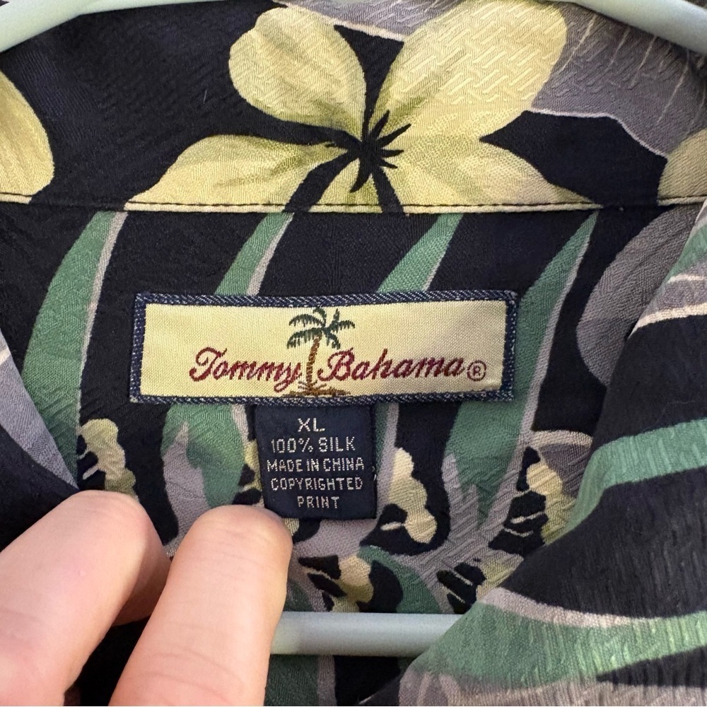 Tommy Bahama Men's Size XL 100% Silk Gray Navy Hawaiian Floral Resort Shirt - Picture 2 of 8